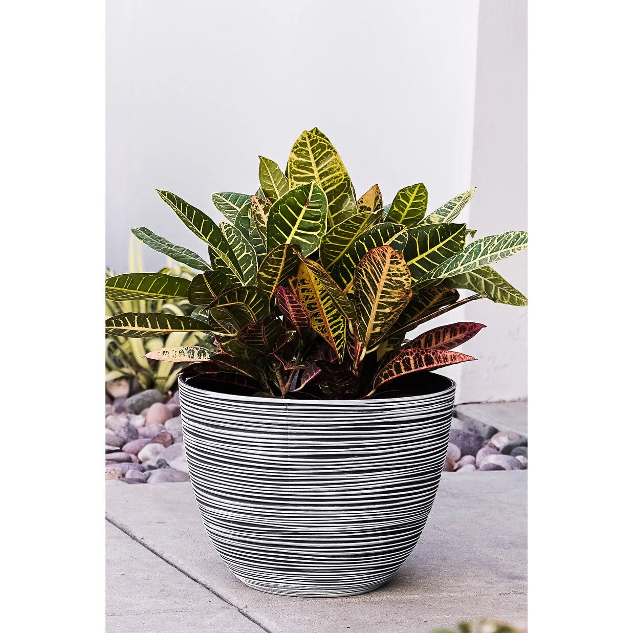Xbrand Modern Nested Round Textured Pot Planter, Set of 3, 12 Inch Tall, White