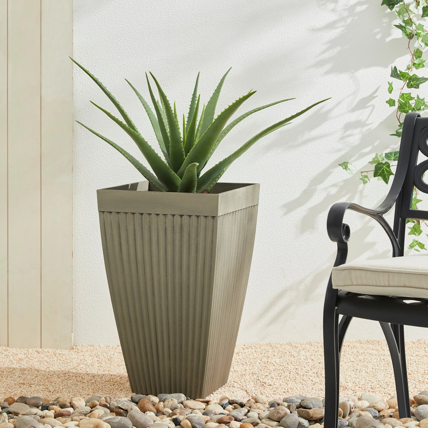 Glitzhome Oversized Eco-Friendly PE Tall Planter Porch Flowerpot (Set of 2)