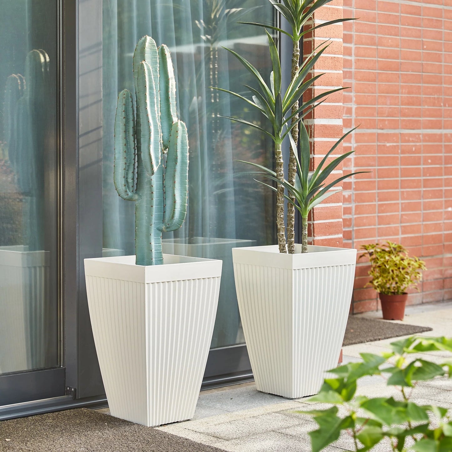 Glitzhome Oversized Eco-Friendly PE Tall Planter Porch Flowerpot (Set of 2)