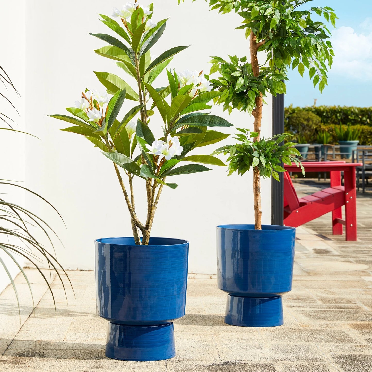 Glitzhome 16.75"H Set of 2 Cobalt Blue Faux Ceramic Urn Plastic Planter with Screw in Base