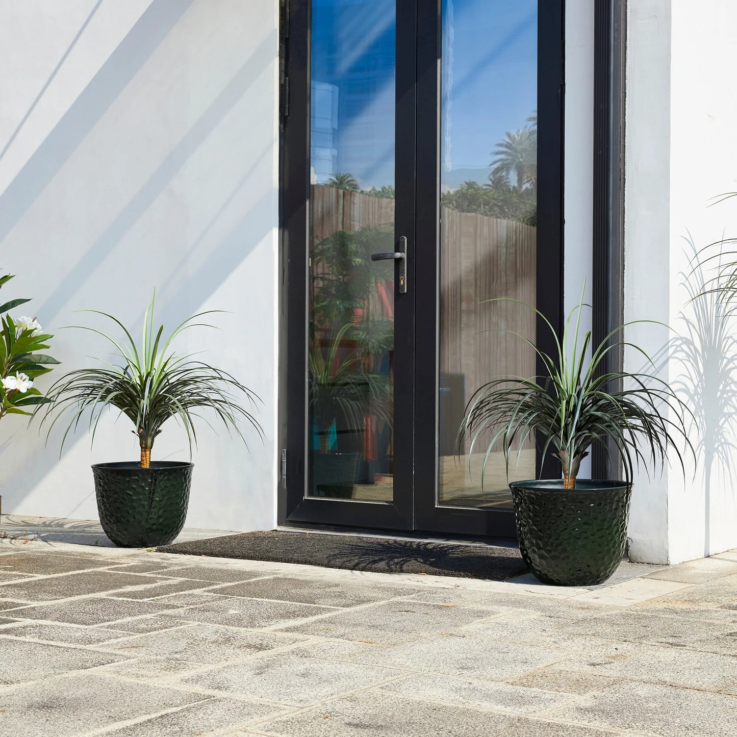 Glitzhome 19.75" H Eco-Friendly Oversized Faux Ceramic Diamond Textured Tall Planter Porch Flowerpot (Set of 2)