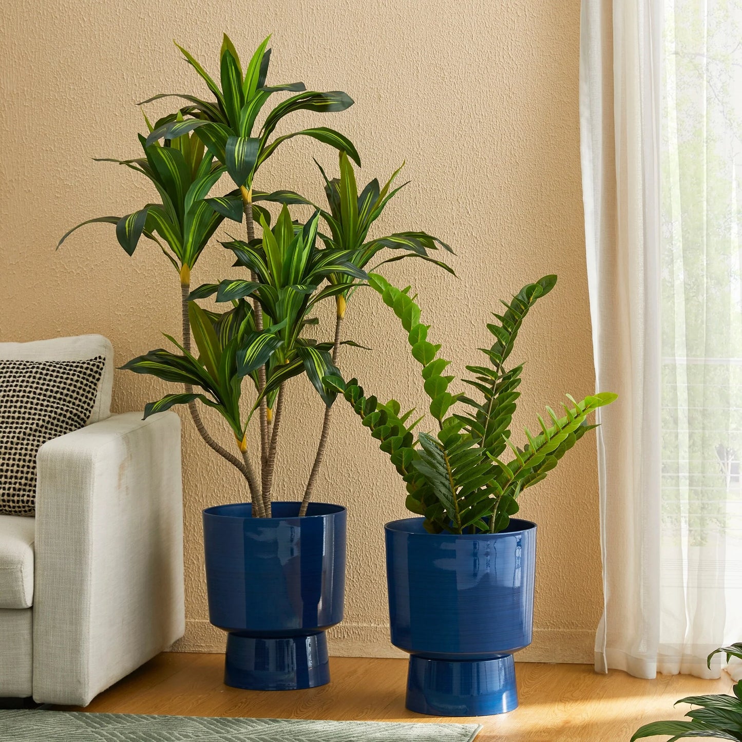 Glitzhome 16.75"H Set of 2 Cobalt Blue Faux Ceramic Urn Plastic Planter with Screw in Base