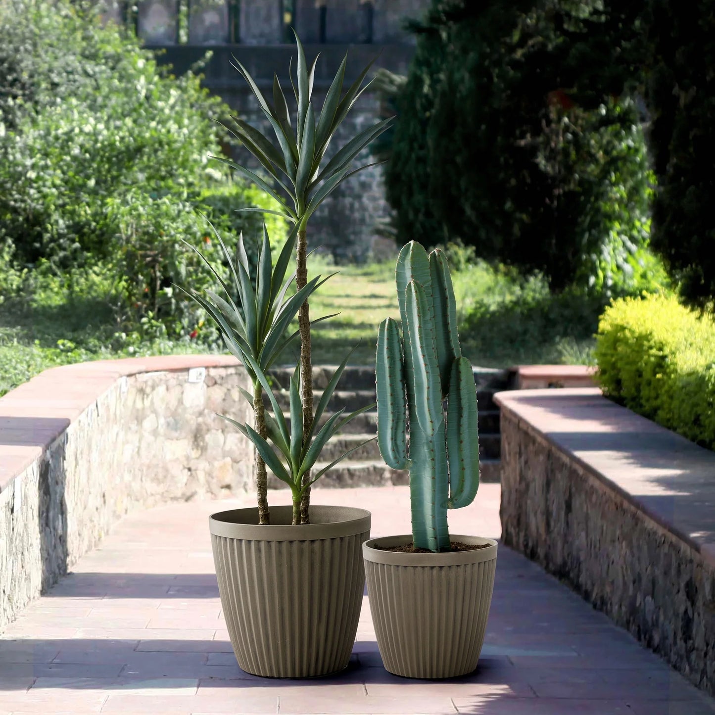 Glitzhome Set of 2 Eco-Friendly Oversized Faux Concrete Fluted Plant Pots Flower Planter Porch Decor