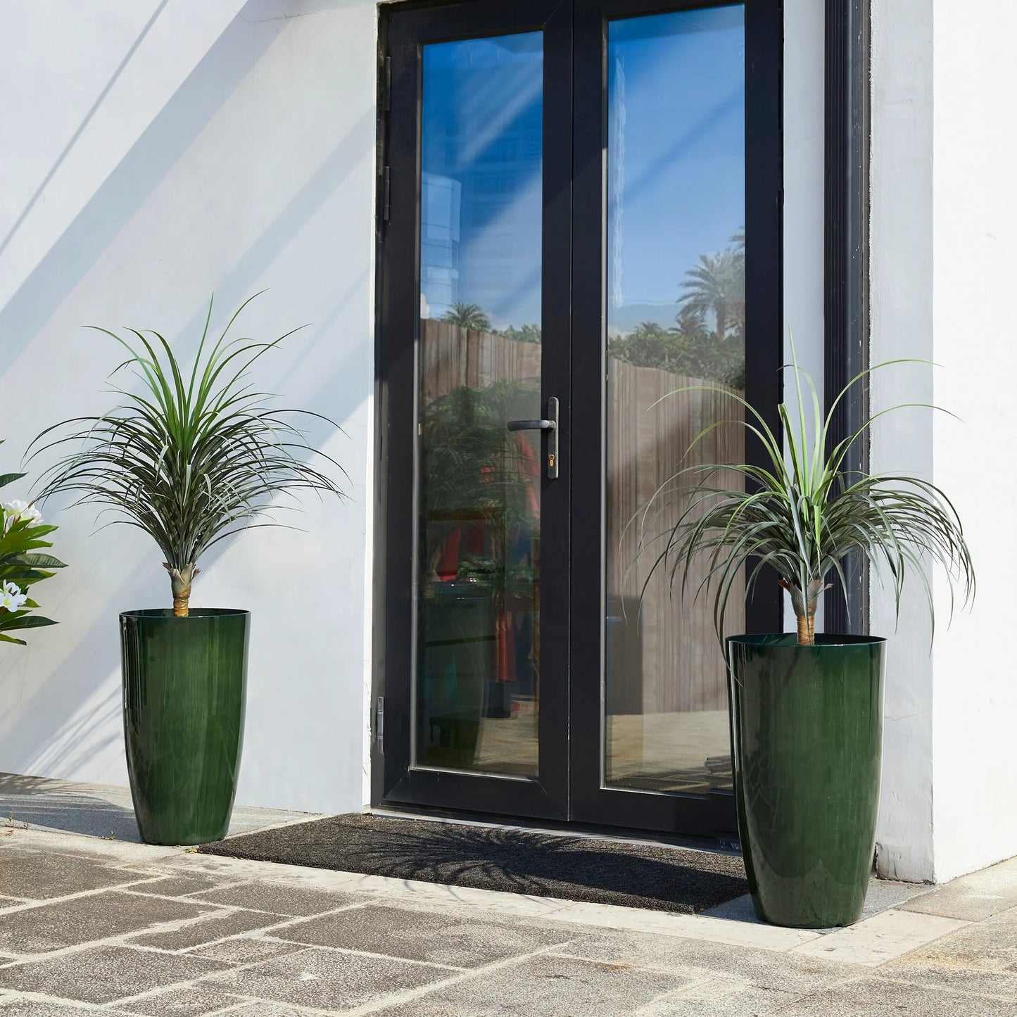 Glitzhome 23.5"H Set of 2 Oversized Gradient Blue/Green Tall Plastic Planter