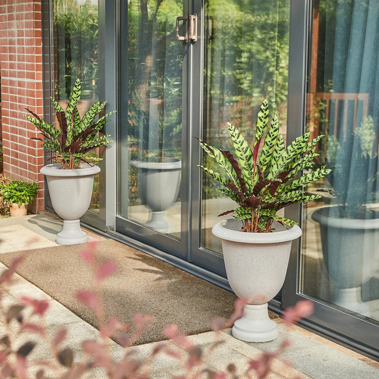 Glitzhome Modern Oversized Eco-Friendly PE Faux Terrazzo Urn Planter Porch Flowerpot (Set of 2/Set of 3)