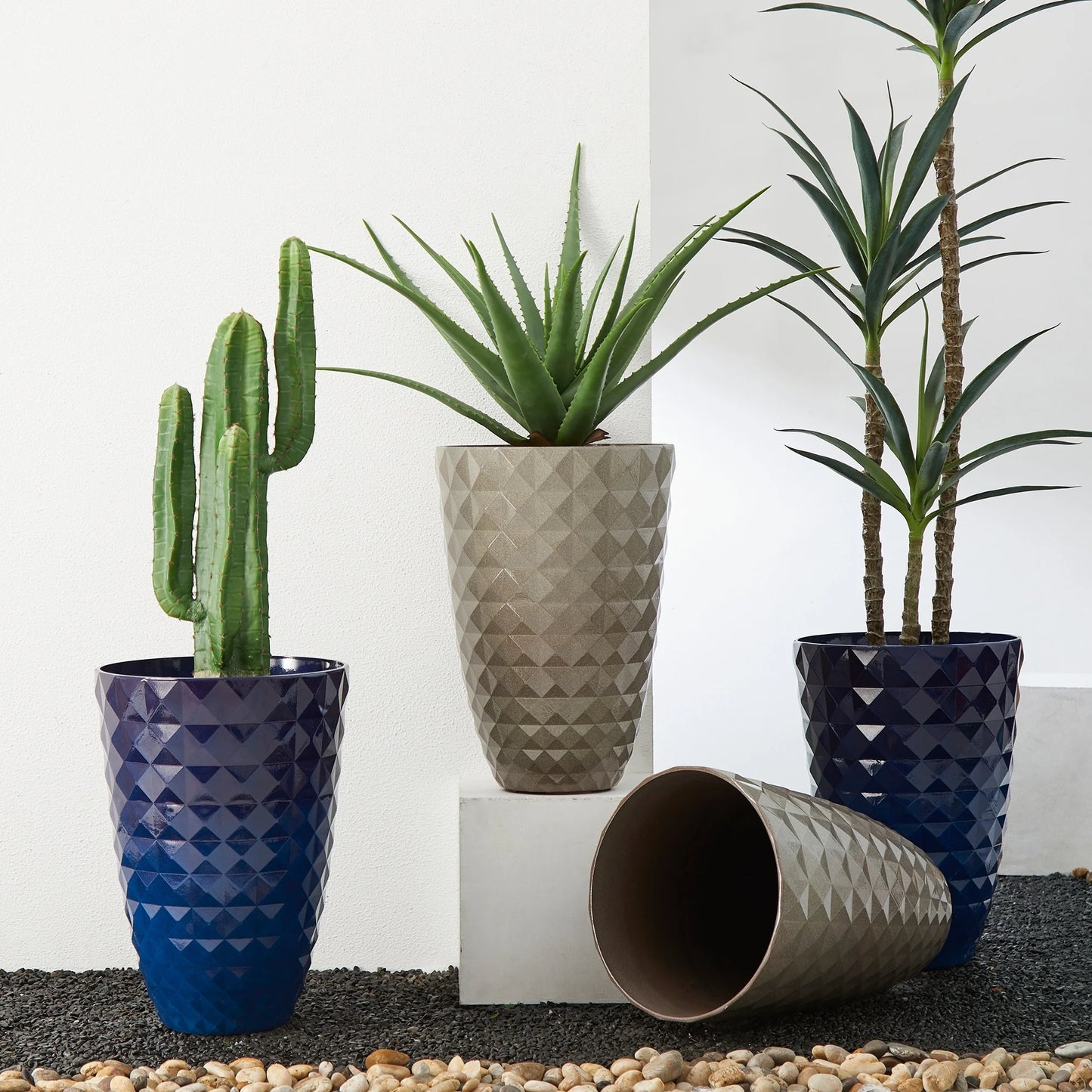 Glitzhome 19.75" H Eco-Friendly Oversized Faux Ceramic Diamond Textured Tall Planter Porch Flowerpot (Set of 2)